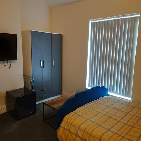 Lovely Bedroom With Shared Kitchen & Bathroom Free Parking Walsall Kültér fotó