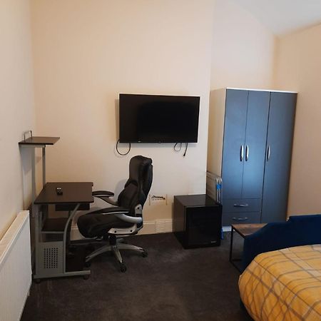 Lovely Bedroom With Shared Kitchen & Bathroom Free Parking Walsall Kültér fotó