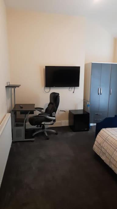 Lovely Bedroom With Shared Kitchen & Bathroom Free Parking Walsall Kültér fotó
