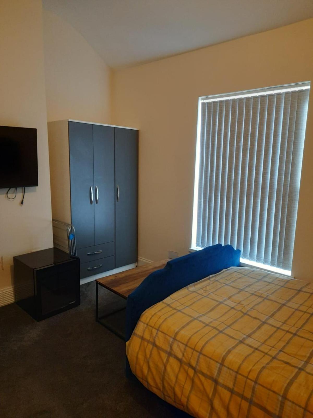 Lovely Bedroom With Shared Kitchen & Bathroom Free Parking Walsall Kültér fotó
