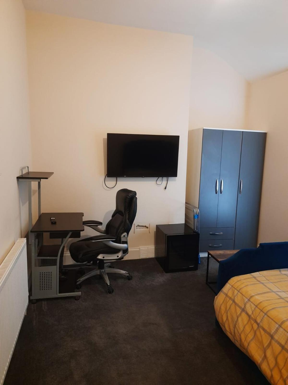 Lovely Bedroom With Shared Kitchen & Bathroom Free Parking Walsall Kültér fotó